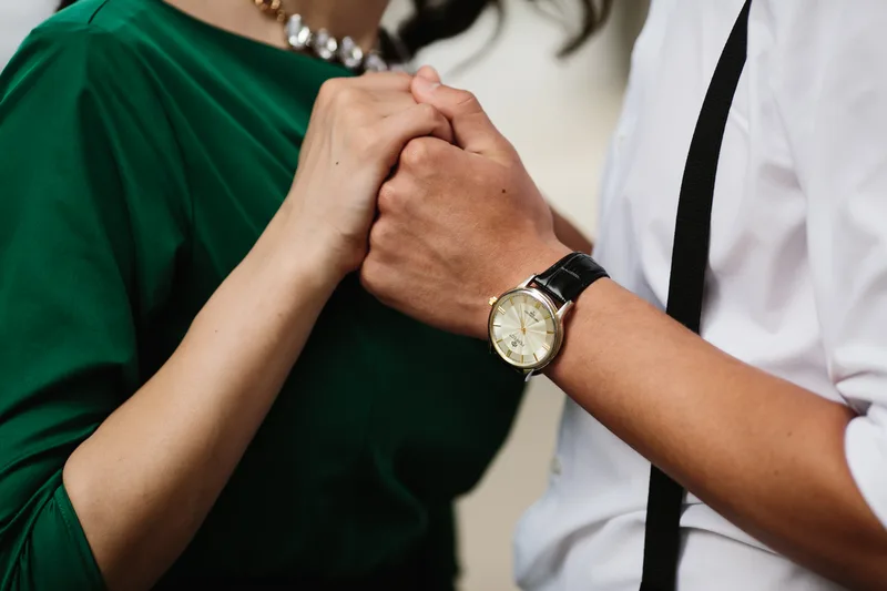 איך בוחרים שעון לגבר או לאישה בלי ליפול על זיופים?